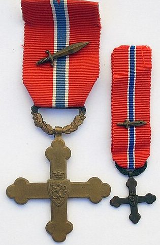 Военный крест с миниатюрой.