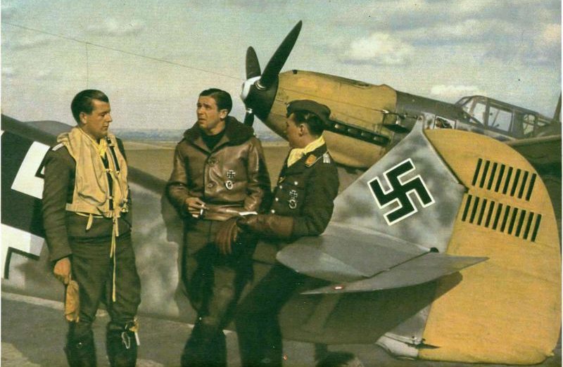 Летчики у BF.109E на аэродроме Кокель в оккупированной Франции. 1940 г.