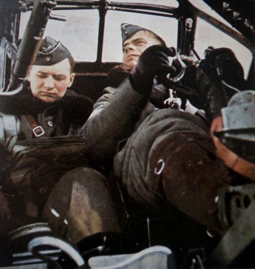 Пилот и штурман позируют в кабине бомбардировщика Junkers Ju-88. 1940 г.