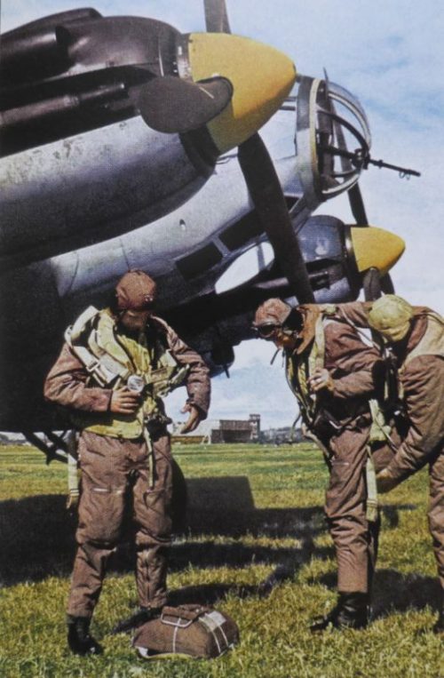 Экипаж бомбардировщика Heinkel He-111 готовится к вылету. 1940 г.