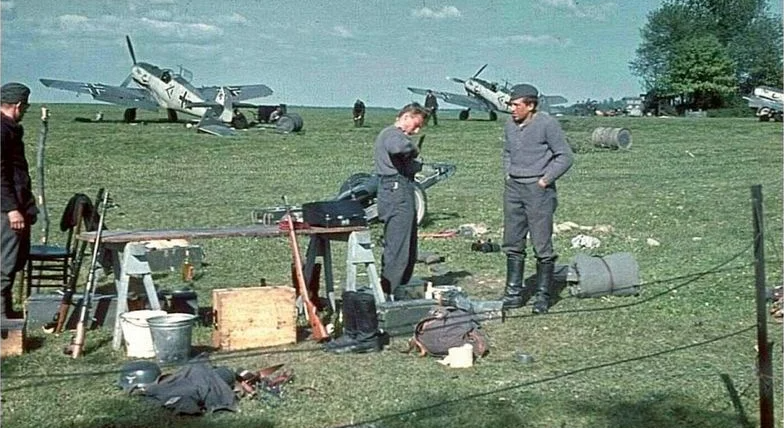 Messerschmidt Bf 109 Emils на аэродроме в северной Франции. 1940 г.