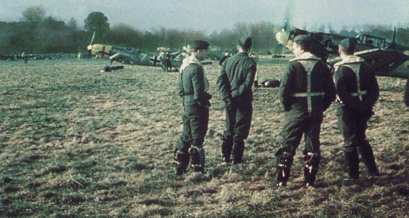 Пилоты 53-й истребительной эскадры Люфтваффе на аэродроме во Франции. 1940 г.