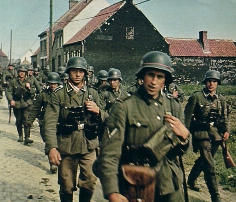 Колонна немецкой пехоты в Роттердаме. Нидерланды 1940 г.