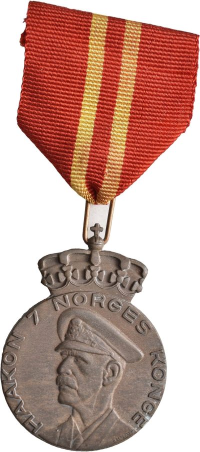 Орденская планка, аверс и реверс Медали к 70-летию Хокона VII.