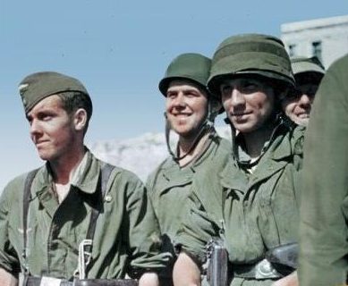 Немецкие десантники на Крите недалеко от Ираклиона. 1941 г.