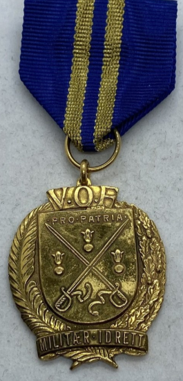 Золотой знак военно-полевых видов спорта на ленте.