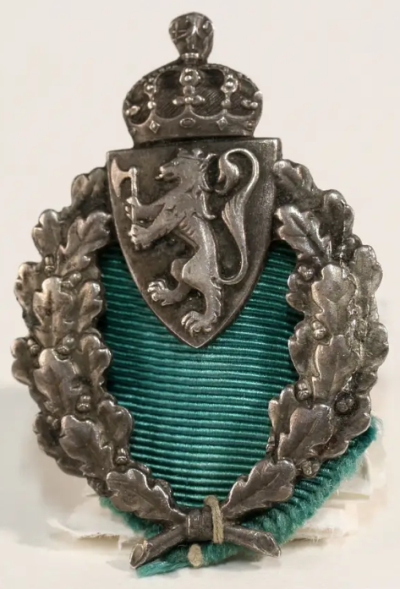 Серебряный знак с полевого спорта.