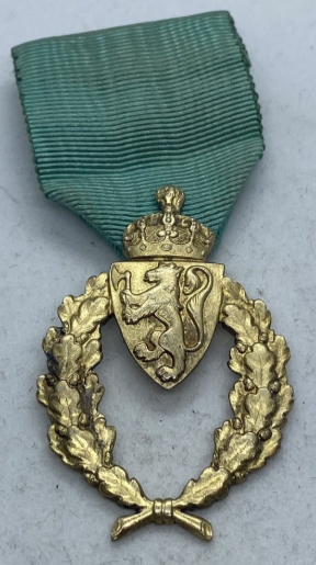 Золотой знак с полевого спорта на ленте.