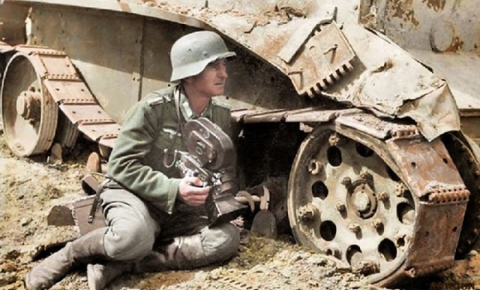 Военный корреспондент у советского танка БТ-5. 1941 г.