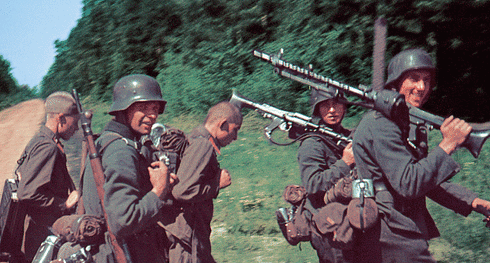 Хиви с патронными ящиками к пулемету. 1941 г.
