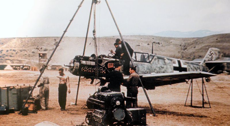 Замена двигателя на истребителе Мессершмитт Bf 109E. Греция 1941 г.