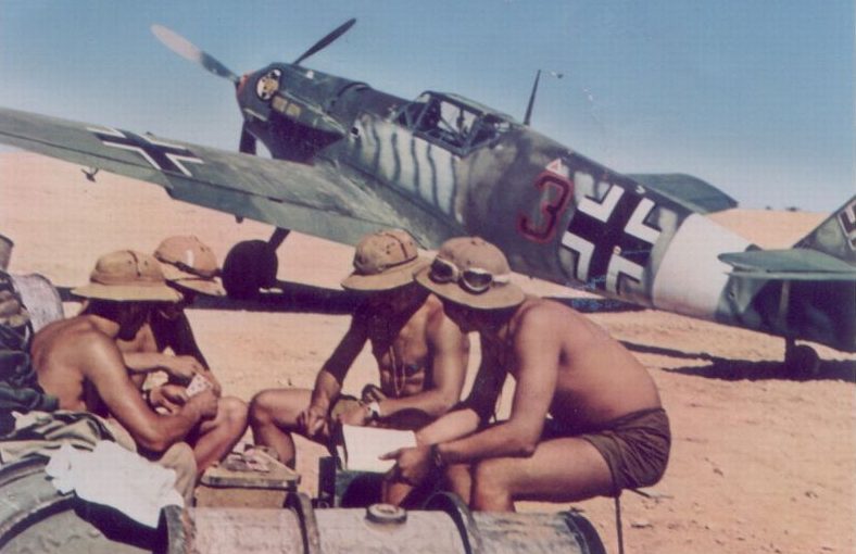 Военные играют в карты на фоне истребителя Мессершмитт BF.109E-7/Trop. Ливия 1941 г.