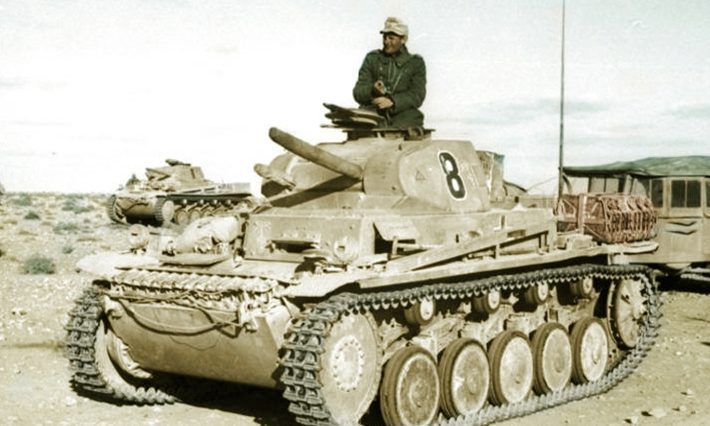 Танки Panzer II 15-й танковой дивизии в качестве наблюдателей в Северной Африке. 1941 г.