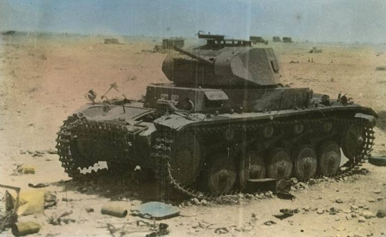 Подбитый немецкий танк II в Ливии. 1941 г.