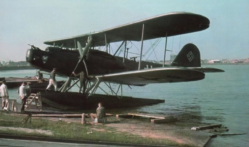 Техники обслуживают гидросамолет Henkel He.59. 1941 г.