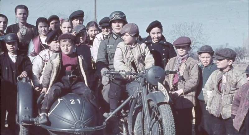 Немецкий мотоциклист с болгарскими детьми. 1941 г.