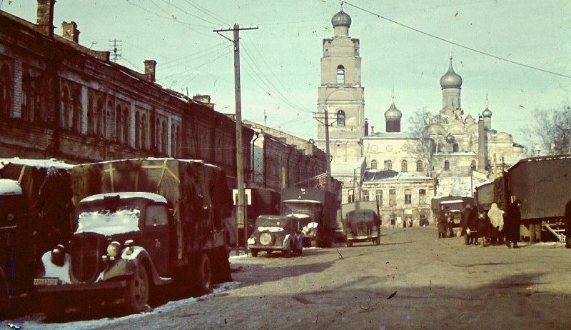 Немецкие автомобили у Троицкого собора в оккупированной Вязьме. 1941 г.
