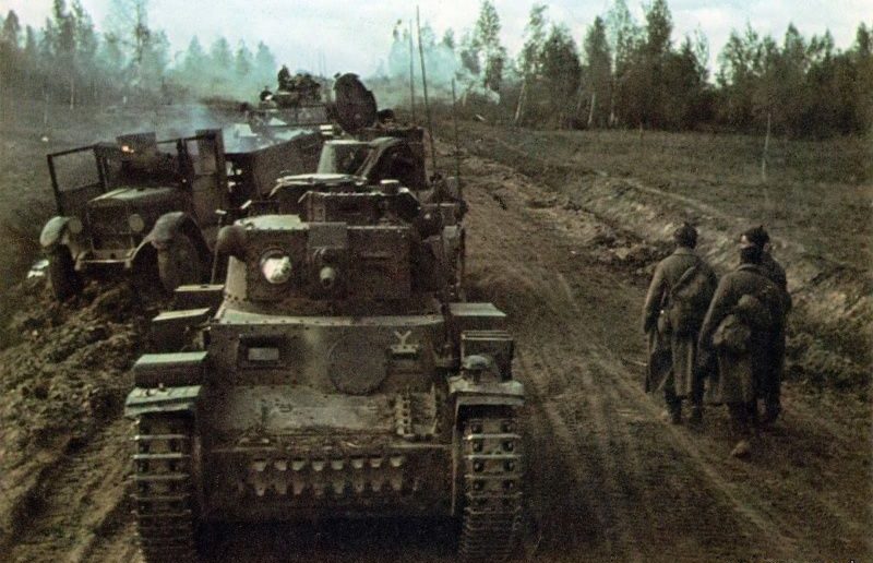Механизированная колонна 7-й немецкой танковой дивизии в районе Вязьмы. 1941 г.