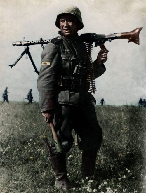 Немецкий солдат в поле в районе Орла. 1941 г.