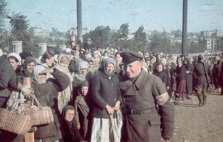Украинские полицаи поддерживают порядок в толпе женщин. Киев, 1941 г.