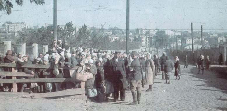 Украинские полицаи поддерживают порядок в толпе женщин. Киев, 1941 г.