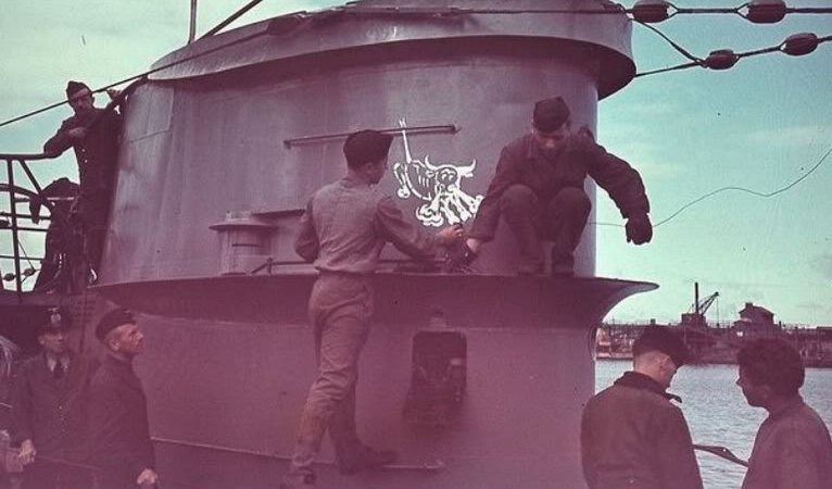 Матросы подлодки «U-46» наносят эмблему флотилии на рубку. 1942 г.