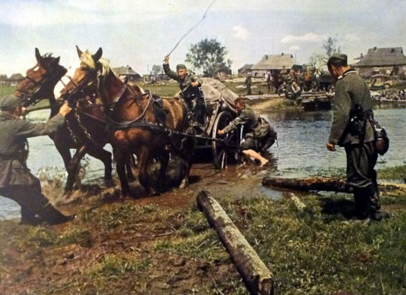 Немецкие гужевые обозы на оккупированной советской территории. 1942 г.