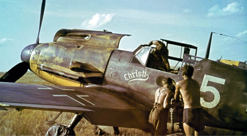 Авиатехники обслуживают истребитель Bf. 109F-4. 1942 г.