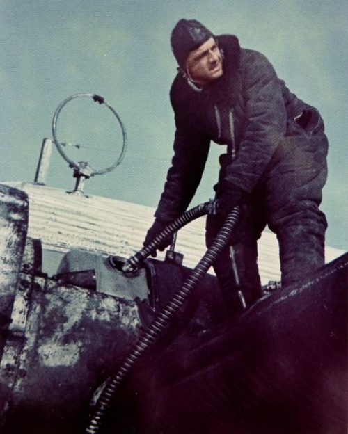 Заправка самолета Юнкерс Ю-52 на Восточном фронте. 1942 г.