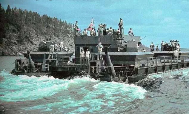Тяжёлый артиллерийский паром «Зибель» в Ладожском озере. 1942 г.