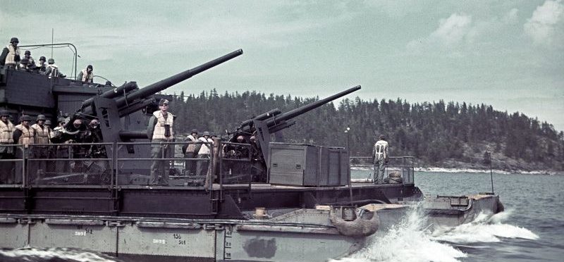 Тяжёлый артиллерийский паром «Зибель» в Ладожском озере. 1942 г.