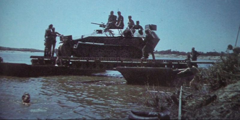 Бронетранспортеры Sd.Kfz. 251/1 переправляют через Дон. 1942 г.