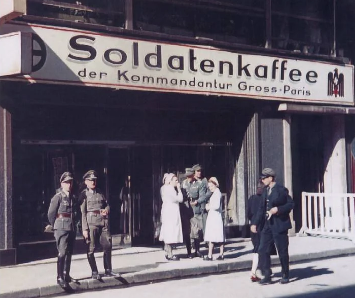 Солдатское кафе в Париже. 1942 г. 