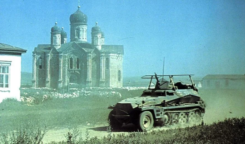 Sd.Kfz. 250 перед церковью Спаса Преображения в селе Ольховчик Чертковского района. СССР 1942 г.