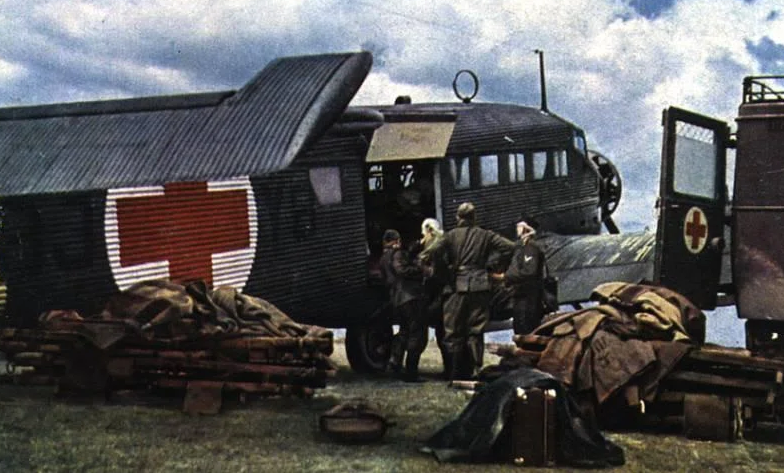 Погрузка раненных. 1942 г.