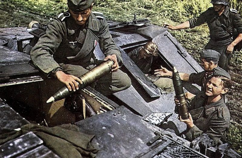 Загрузка боеприпасов в немецкое штурмовое орудие StuG III. 1943 г.