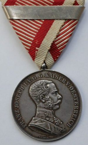 Серебряная медаль «За храбрость» с планкой повторного награждения.
