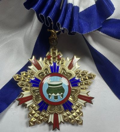 Орденская планка и орден Священного треножника 2-й степени на чрезплечной ленте (二等寶鼎勳章（大綬) .