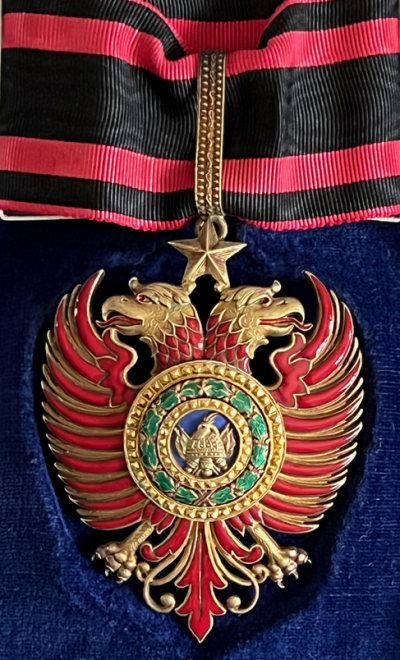 Знак Великого офицера на шейной ленте .