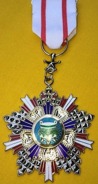 Орденская планка и орден Священного треножника 8-й степени на ленте (八等寶鼎勳章（特種襟綬).