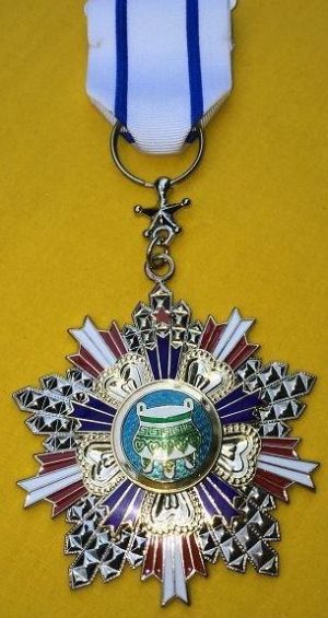 Орденская планка и орден Священного треножника 9-й степени на ленте (九等寶鼎勳章（襟綬).