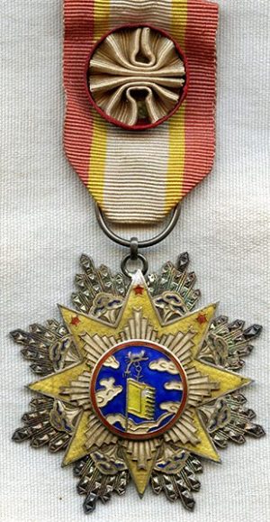 Орденская планка и орден Заоблачной хоругви 7-й степени на ленте с розеткой (襟綬附勳表).