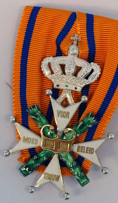 Рисунок орденской планки, знак Рыцаря второго класса и звезда ордена.