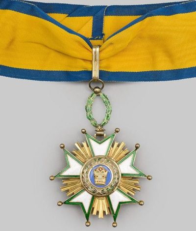 Знак Командора ордена Короны на шейной ленте.