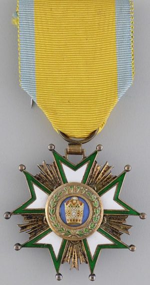 Знак Кавалера ордена Короны на нагрудной ленте.