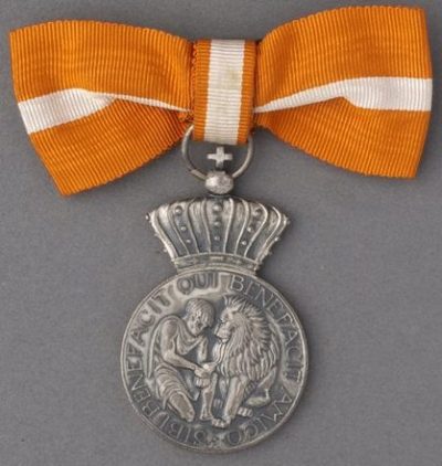 Рисунок орденской планки и знак серебряной медали Признания 1940–1945 на женской ленте.