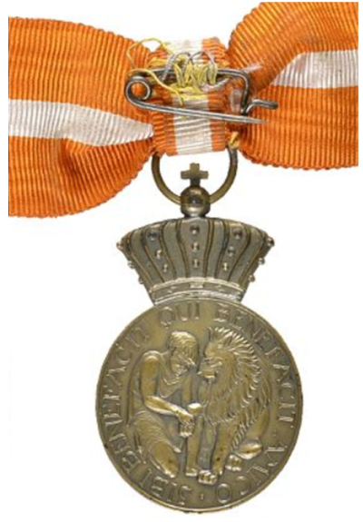 Знак бронзовой медали Признания 1940–1945 на женской ленте.