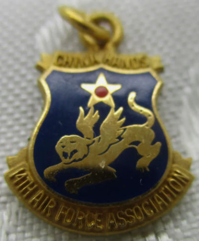 Значки летающих тигров.