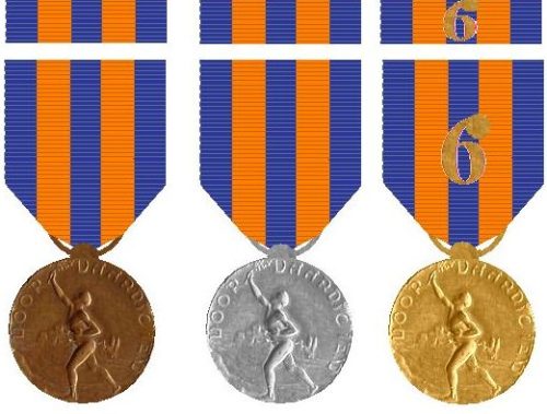 Рисунок орденских лент и бронзовой, серебряной и золотой Медали за мастерство Королевской голландской Ост-Индской армии.