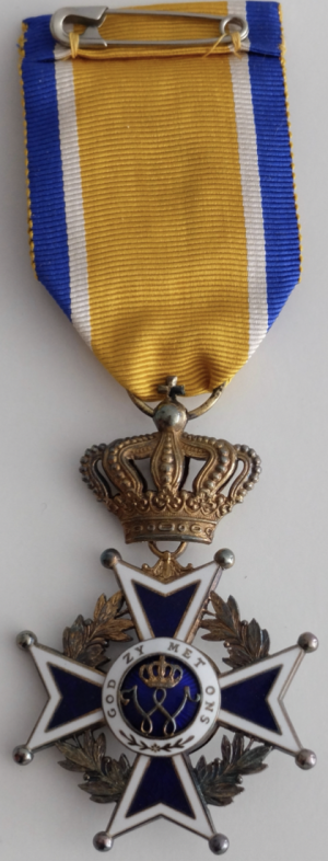 Рисунок орденской планки, аверс, реверс и знак Офицера ордена Оранских-Нассау.
